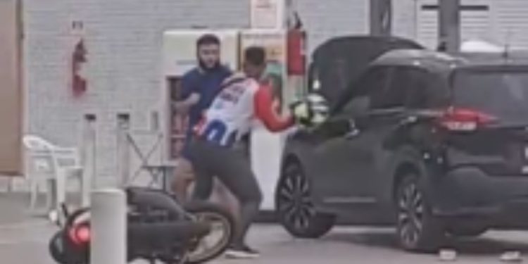 Vídeo mostra motoqueiro e motorista na 'p0rr4d' em Manaus