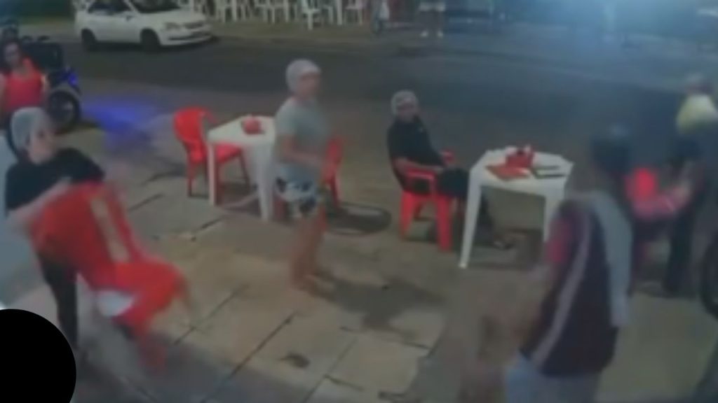 Veja: Homem lança coco contra funcionária no Alvorada e foge do local