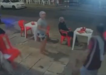 Veja: Homem lança coco contra funcionária no Alvorada e foge do local