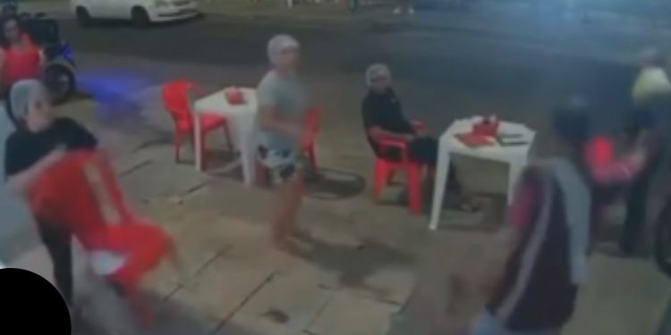 Veja: Homem lança coco contra funcionária no Alvorada e foge do local