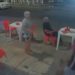 Veja: Homem lança coco contra funcionária no Alvorada e foge do local