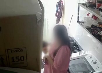 Veja momento que fogão com panela quente vira e deixa menina de 2 anos ferid4