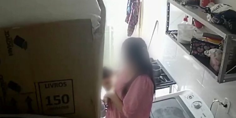 Veja momento que fogão com panela quente vira e deixa menina de 2 anos ferid4