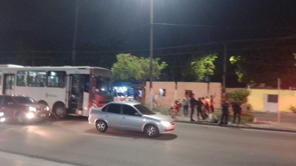 Na Cidade Nova, pedestre atravessa fora da faixa e acaba atr0pel4d0 por ônibus