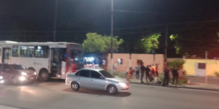 Na Cidade Nova, pedestre atravessa fora da faixa e acaba atr0pel4d0 por ônibus