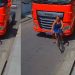 Vídeo: mulher m0rr3 atr0pel4d4 enquanto levava o filho na garupa de bicicleta