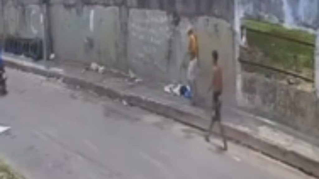 Câmera registra exato momento que homem pega 3 tir0s ao sair da 'bocada' no Crespo