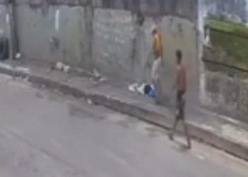 Câmera registra exato momento que homem pega 3 tir0s ao sair da 'bocada' no Crespo