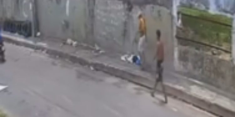 Câmera registra exato momento que homem pega 3 tir0s ao sair da 'bocada' no Crespo