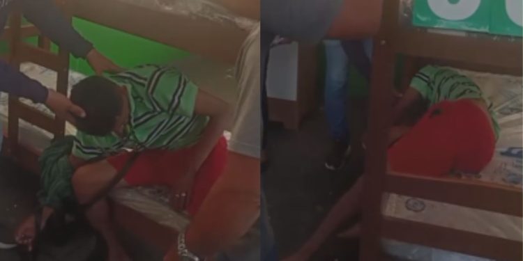 Com sono, homem aproveita cama exposta na frente da Apa Móveis e dorme; veja