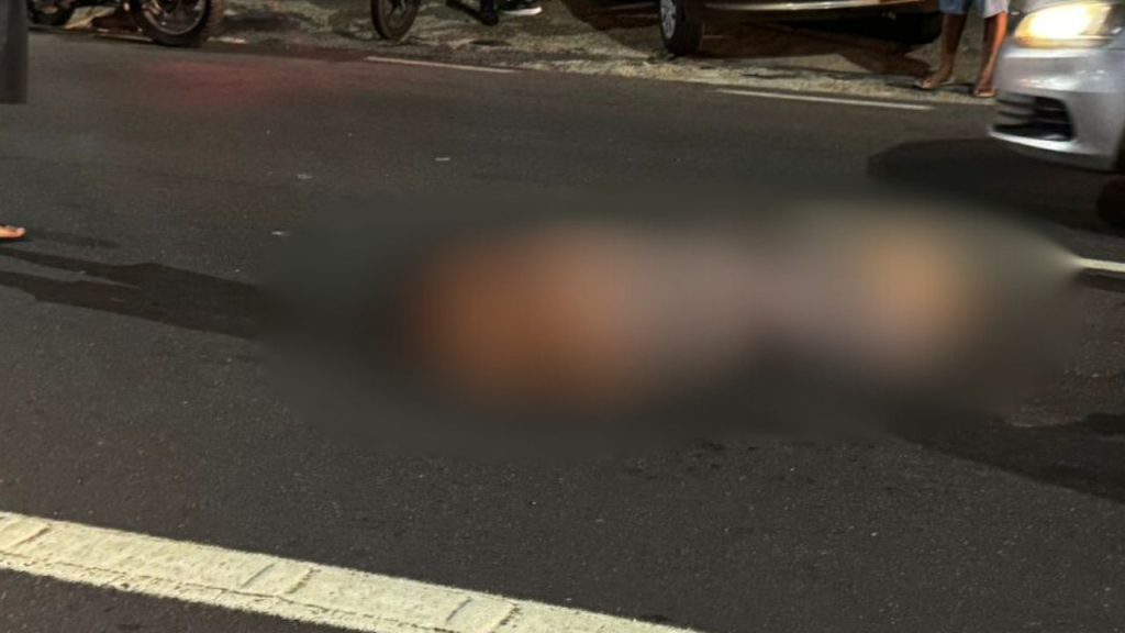 Moto ati1ngida por carro em Manaus arrem3ssa mulher ao asfalto; vítima foi h0spitalizada