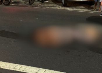 Moto ati1ngida por carro em Manaus arrem3ssa mulher ao asfalto; vítima foi h0spitalizada