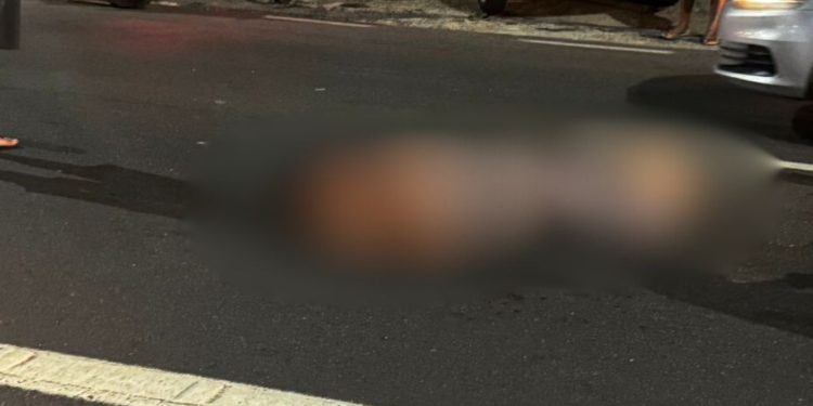 Moto ati1ngida por carro em Manaus arrem3ssa mulher ao asfalto; vítima foi h0spitalizada