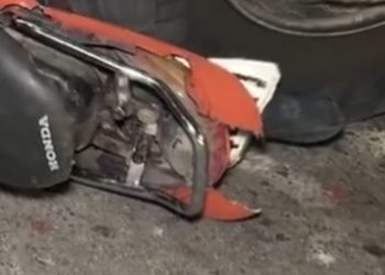 Ônibus atinge moto e deixa duas pessoas ferid4s no bairro Manoa