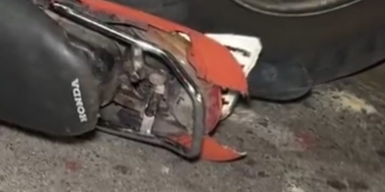 Ônibus atinge moto e deixa duas pessoas ferid4s no bairro Manoa