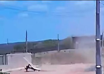 Motociclista m$rre após ser atingid@ por placa metálica levada pelo vento; veja vídeo