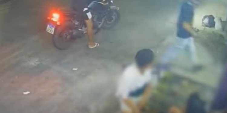 Dupla em moto faz arrastã0 em loja de açaí deixando o povo em pân1c0 no Amazonino Mendes