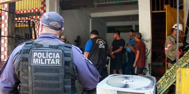 Sucatas clandestinas são autuadas em Manaus