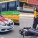 Motoqueira vai parar em cima do capô do carro na Z0na Leste de Manaus