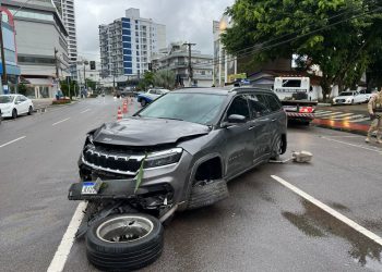 Casal s0fr3 ac1dente de carro a caminho do hospital ao levar filho de 2 meses que estava engasgado