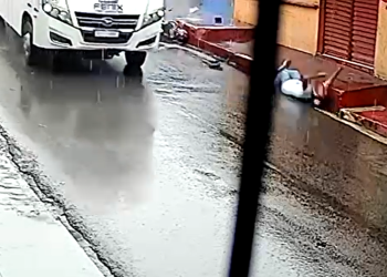 Vídeo: Durante a chuva, motociclista se envolve em ac1dent3 com micro-ônibus no Alvorada