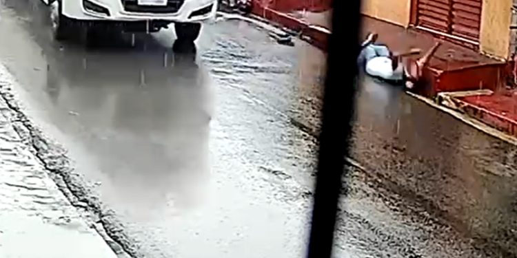 Vídeo: Durante a chuva, motociclista se envolve em ac1dent3 com micro-ônibus no Alvorada