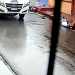 Vídeo: Durante a chuva, motociclista se envolve em ac1dent3 com micro-ônibus no Alvorada