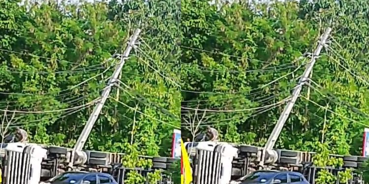 Vídeo: carreta tomba no Distrito e ainda acerta o poste em Manaus