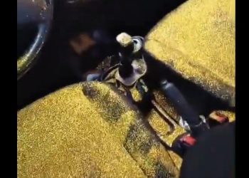 Mulher entra no carro do ex e espalha glitter após descobrir que era traída; veja vídeo