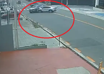 Vídeo: Ac1dent3 com três carros na Praça 14 deixa mulher f3rida