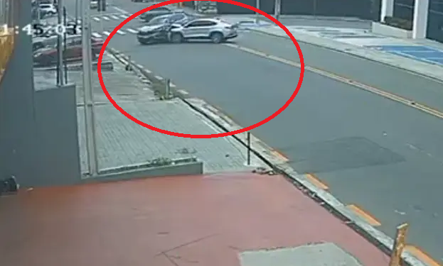 Vídeo: Ac1dent3 com três carros na Praça 14 deixa mulher f3rida