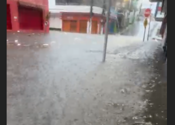 Chuva intensa deixa o Centro de Manaus completamente alagado; veja vídeos