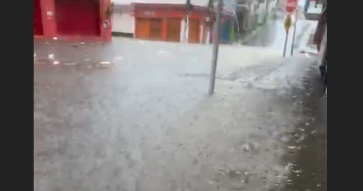 Chuva intensa deixa o Centro de Manaus completamente alagado; veja vídeos