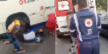 Vídeo: Ac1dente entre moto e ônibus deixa dois homens com as pernas e$magad@s em Manaus