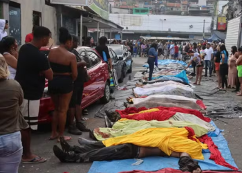 Vídeo mostra mais de 50 c0rp0s amontoados em praça após operação do RJ com 100 m0rt0s no total; veja