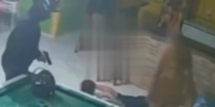 Vaza vídeo do momento em que amigos são m0rtos no bar com mulher misteriosa