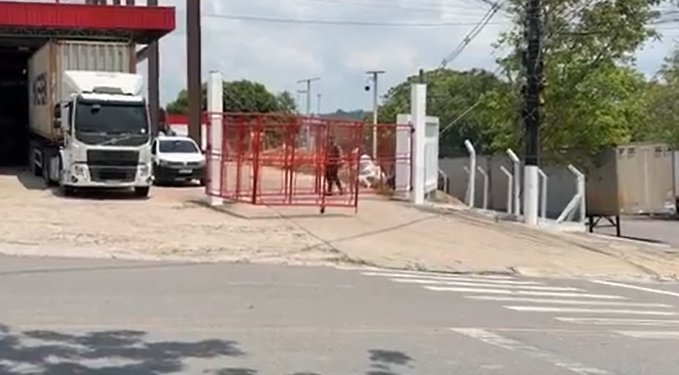 Barra de ferro cai e m@ta trabalhador em empresa de embalagens no Distrito Industrial