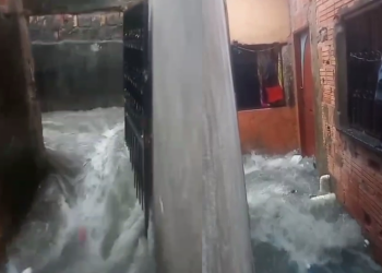 Vídeo: Chuva volta a causar e$trag0 e enxurrada invade comunidade em Manaus