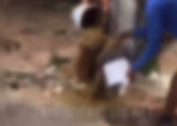 Vídeo: Suspeito de r0ub0 é amarr@d0 e coberto de f3zes pelos moradores