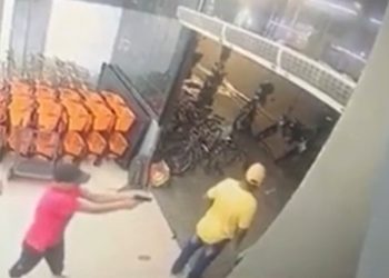 Vídeo mostra sargento da PM escapando de homicídi0 após tir0 falhar