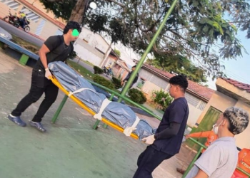 Veja: Homem em situação de rua é encontrado m0rt0 e banh@do de sangu2 em praça de Manacapuru