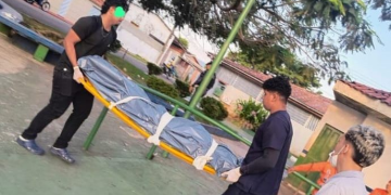 Veja: Homem em situação de rua é encontrado m0rt0 e banh@do de sangu2 em praça de Manacapuru