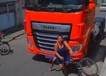 Vídeo: Mãe m0rr3 atr0pelada por carreta ao levar filho na bicicleta para a escola