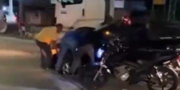 Vídeo: carro cai em buraco e população se junta para salvar veículo em Manaus