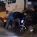 Vídeo: carro cai em buraco e população se junta para salvar veículo em Manaus