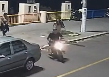 Vídeo: Na força do ód10, mulher acerta p@ulada em assalt@nt3 após ser r0ubada em Itacoatiara