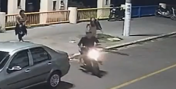 Vídeo: Na força do ód10, mulher acerta p@ulada em assalt@nt3 após ser r0ubada em Itacoatiara