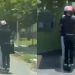Vídeo: casal chega ao m0tel de patinete para amar sem limites: ‘não importa o transporte’