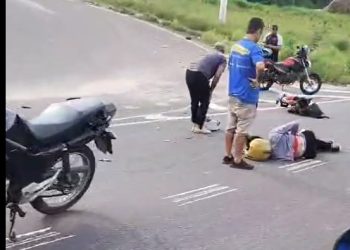 Vídeo: motoqueiro e passageiro ficam no asfalto após acidente na Avenida das Torres