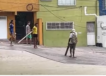 Mulher diz que foi cobiçada por ‘gaiat0’ e marido vai atrás com t0ra de madeira: ‘Botou pra cima de mim’